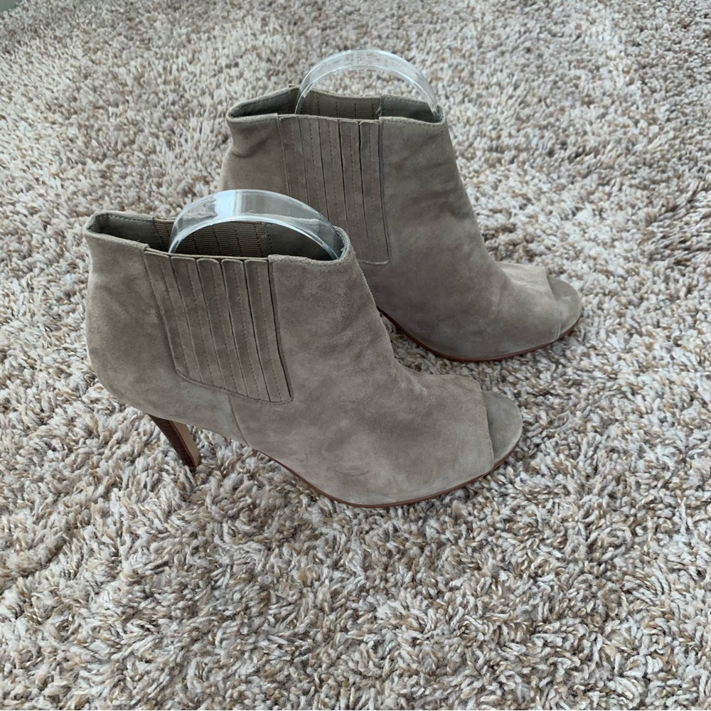 Halogen Camden Peep Toe Slip on Heeled Bootie Suede Taupe Gray Shootie size 8.5
